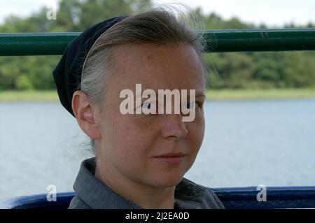 Augustów Polen, Polen, Polska, Portrait einer Nonne auf dem Hintergrund des Sees. Porträt einer Nonne auf dem Hintergrund des Sees. 湖背景上的修女肖像。Zakonnica Stockfoto