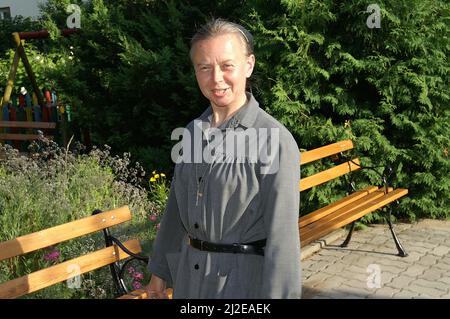 Augustów, Polen, Polen, Polska, Portrait einer lächelnden Nonne im Park. Porträt einer nächtligen Nonne im Park. Uśmiechnięta zakonnica w parku Stockfoto