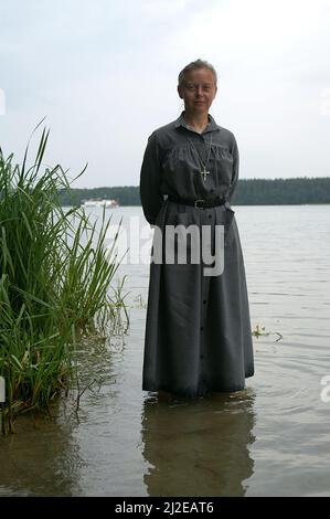 Augustów Polen, Polen, Polska, Portrait einer Nonne auf dem Hintergrund des Sees. Porträt einer Nonne auf dem Hintergrund des Sees. 湖背景上的修女肖像。Zakonnica Stockfoto