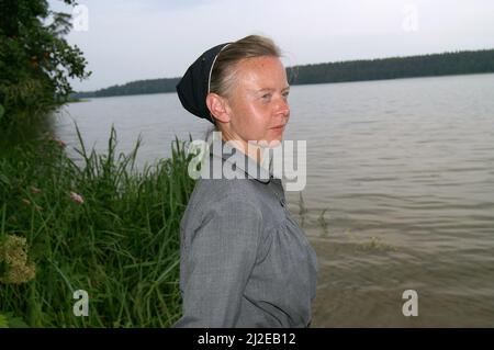 Augustów Polen, Polen, Polska, Portrait einer Nonne auf dem Hintergrund des Sees. Porträt einer Nonne auf dem Hintergrund des Sees. 湖背景上的修女肖像。Zakonnica Stockfoto