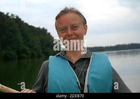 Augustów Polen, Polen, Polska, Portrait einer Nonne auf dem Hintergrund des Sees. Porträt einer Nonne auf dem Hintergrund des Sees. 湖背景上的修女肖像。Zakonnica Stockfoto