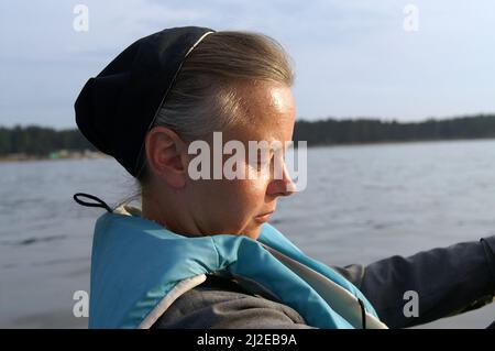 Augustów Polen, Polen, Polska, Portrait einer Nonne auf dem Hintergrund des Sees. Porträt einer Nonne auf dem Hintergrund des Sees. 湖背景上的修女肖像。Zakonnica Stockfoto