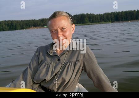 Augustów Polen, Polen, Polska, Portrait einer Nonne auf dem Hintergrund des Sees. Porträt einer Nonne auf dem Hintergrund des Sees. 湖背景上的修女肖像。Zakonnica Stockfoto