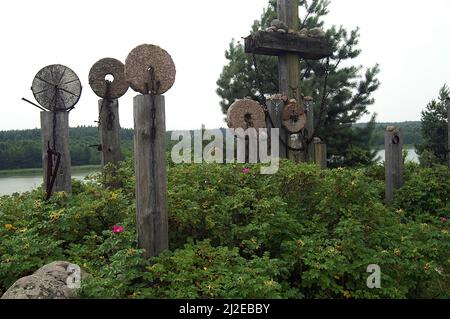 Wigry, Podlasie, Polen, Polen, Czerwony Krzyż, Installation zur Erinnerung an die Befriedung des Dorfes durch die Deutschen im Jahr 1944. Koła słupy Stockfoto