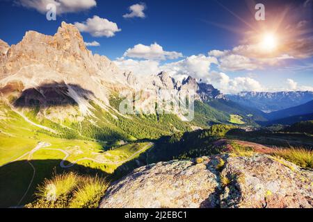 Majestätischer Blick auf den Cimon della Pala mit passo Rolle. Nationalpark Paneveggio. In Den Bergen, In Südtirol. Lage Pale di San Martino. Italien, Europa. Stockfoto