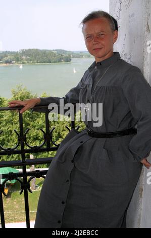 Wigry, Podlasie, Polen, Polen, Ein Porträt einer Nonne auf dem Hintergrund der Landschaft mit einem See. Schlanke zierliche Frau. Zakonnica i jezioro Stockfoto