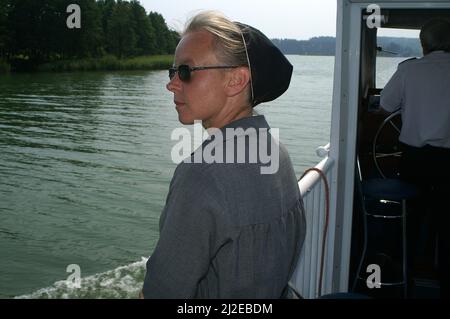 Wigry Podlasie Poland Polen, Polska, Porträt einer gebräunten Nonne vor einem Seegrundgrund. Porträt einer Nonne auf dem Hintergrund des Sees. Zakonnica Stockfoto