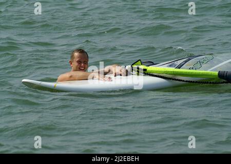 Wigry Podlasie Poland Polen, Polska, Ein junger Windsurfer im Wasser nach einem Sturz vom Surfbrett. Młody Windsurfer w wodzie po upadku z deski Stockfoto