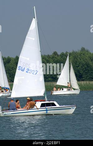 Wigry, Podlasie, Polen, Polen, Kleine Segelboote auf dem See. Kleine Segelboote auf dem See. pequeños veleros en el lago. Małe żaglówki żagiel Stockfoto