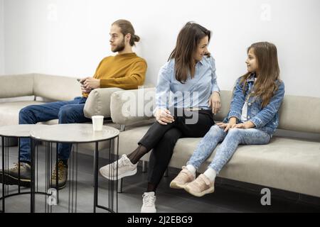 Junge Menschen sitzen auf der Couch im Wartezimmer der Klinik Stockfoto