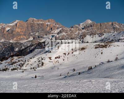 Blick auf die schneebedeckten rötlichen Felsen der italienischen Dolomiten an einem schönen sonnigen Tag. Stockfoto