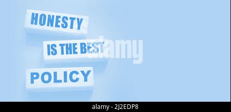 Ehrlichkeit ist die beste Politik Worte in Holzblöcken geschrieben. Vertrauenswürdig, Wahrheit, Überzeugungen und Vereinbarung Geschäftskonzept. Stockfoto