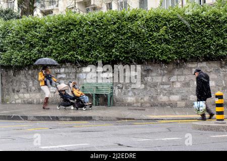 Genf, Schweiz, 2022-04-01 Kinder gehen durch den Schnee zur Schule. Der erste Apriltag hat mit winterlichen Wetter begonnen. Kredit: marcio cimatti/Alamy Live Nachrichten Stockfoto