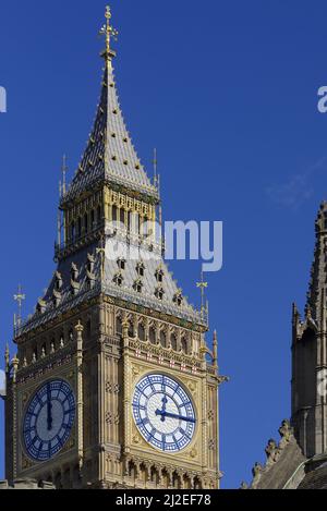 London, England, Großbritannien. Big Ben / Elizabeth Tower, Houses of Parliament, Westminster. Uhrflächen zeigen verschiedene Zeiten während der Reparatur an - März 2022 Stockfoto