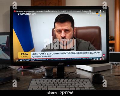 Ein Bildschirm mit einer Rede von Volodymyr Zelensky vor dem niederländischen Parlament. Der ukrainische Präsident sagte, dass die Täter von Kriegsverbrechen in der Ukraine, sowohl diejenigen, die Strafbefehle erteilt haben, als auch diejenigen, die sie ausgeführt haben, vor dem Haager Tribunal vor Gericht gestellt werden sollten Stockfoto