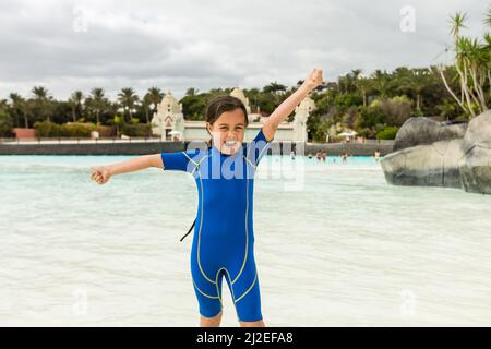 Touristen genießen Wasserattraktionen im Siam Wasserpark auf Teneriffa, Spanien. Der Siam ist der größte Wasser-Themenpark in Europa. Stockfoto