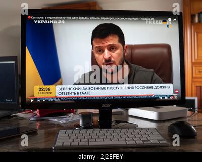 Ein Bildschirm mit einer Rede von Volodymyr Zelensky vor dem niederländischen Parlament. Der ukrainische Präsident sagte, dass die Täter von Kriegsverbrechen in der Ukraine, sowohl diejenigen, die Strafbefehle erteilt haben, als auch diejenigen, die sie ausgeführt haben, vor dem Haager Tribunal vor Gericht gestellt werden sollten Stockfoto