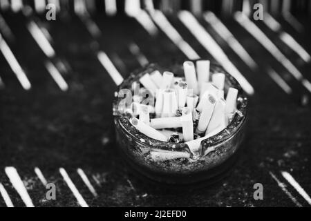 Aschenbecher zigaretten Schwarzweiß-Stockfotos und -bilder - Alamy