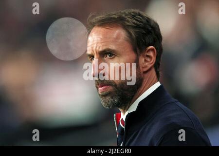 Der Manager des englischen Fußballteams Gareth Southgate blickt vom Rand aus auf ein England-Freundschaftsspiel im Wembley Stadium Stockfoto