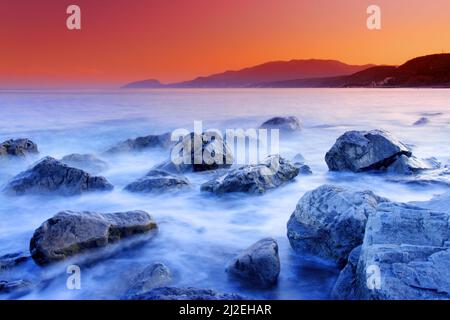Sonnenuntergang über dem Meer Stockfoto
