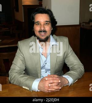 Berlin, Deutschland. 27. März 2022. Sänger Klaus Beyer, fotografiert am 27. März 2022 in Berlin Charlottenburg. © VON XAMAX Credit: XAMAX/dpa/Alamy Live News Stockfoto