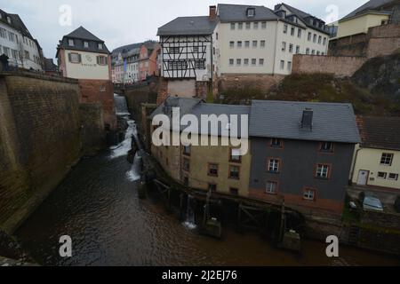 Blick auf die historischen Wassermühlen am Leukbach, Altstadt von Saarburg, Deutschland, Europa Stockfoto