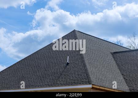 Dachkonstruktion auf Dach bedeckt Asphalt Schindeln Dachkonstruktion neues Haus Stockfoto
