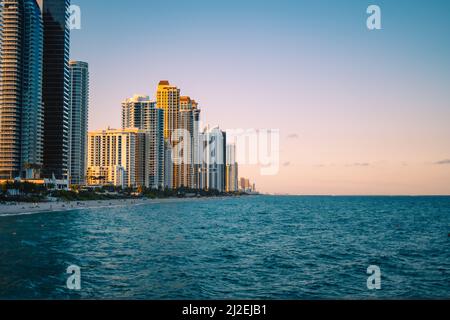 Blick auf Wolkenkratzer am Sunny Isles Beach in Miami Stockfoto