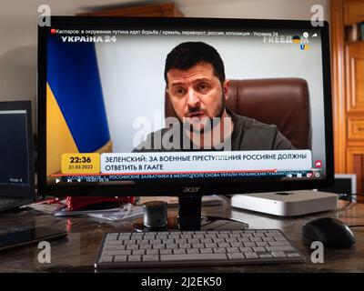 Garham, Deutschland. 01. April 2022. Ein Bildschirm mit einer Rede von Volodymyr Zelensky vor dem niederländischen Parlament. Der ukrainische Präsident sagte, dass die Täter von Kriegsverbrechen in der Ukraine, sowohl diejenigen, die Strafbefehle erteilt haben, als auch diejenigen, die sie ausgeführt haben, vor dem Haager Tribunal vor Gericht gestellt werden sollten. Kredit: SOPA Images Limited/Alamy Live Nachrichten Stockfoto