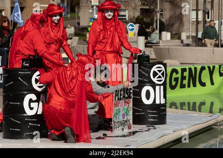 Edinburgh, Schottland, 1. April 2022. Klimaaktivisten vom Aussterben Rebellion protestieren vor dem schottischen Parlament am Tag der Rekordanstiege der Energiepreise in Großbritannien. Aktivisten, von denen einer eine Maske des russischen Präsidenten Wladimir Putin trug, inszenierten vor dem Gebäude einen Ölpest, um gegen die anhaltende Abhängigkeit von fossilen Brennstoffen zu protestieren. Foto: Jeremy Sutton-Hibbert/Alamy Live News. Stockfoto