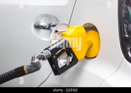 Zapfsäulendüsen an der Tankstelle in einem Service Stockfoto