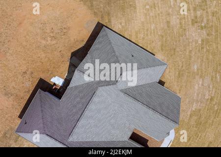 Luftaufnahme das im Bau befindliche neue Haus der Dachkonstruktion auf Dach gedeckten Asphaltschindeln Dach Stockfoto