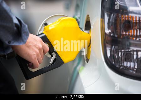 Zapfsäulendüsen an der Tankstelle in einem Service Stockfoto