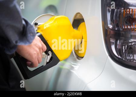 Zapfsäulendüsen an der Tankstelle in einem Service Stockfoto