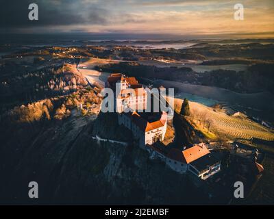 Luftpanorama Ansicht der historischen alten mittelalterlichen Burg Riegersburg auf Klippe Gipfel des Berghügels in der Steiermark Österreich alpen Europa Stockfoto