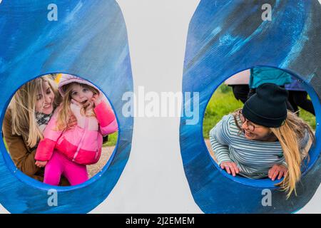 London, Großbritannien. 1. April 2022. Untersuchung der Pflaumen - der sehr hungrige Caterpillar Trail in Wakehurst an Ostern, Kews wilder botanischer Garten in Sussex Credit: Guy Bell/Alamy Live News Stockfoto