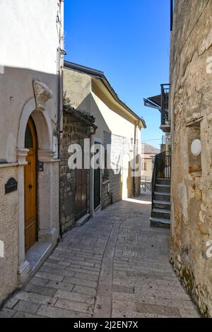 Eine vertikale Aufnahme einer Straße in Torrecuso, einer alten Stadt in der Provinz Benevento, Italien Stockfoto