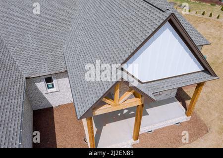 Kante der Dachschindeln auf der Oberseite des Hauses Asphalt Fliesen das Dach Stockfoto