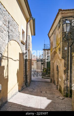 Eine vertikale Aufnahme einer Straße in Torrecuso, einer alten Stadt in der Provinz Benevento, Kampanien, Italien Stockfoto