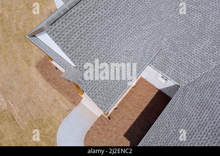 Luftaufnahme Dachkonstruktion der Rand der Dachschindeln auf den neuen Haus Asphalt Fliesen Stockfoto