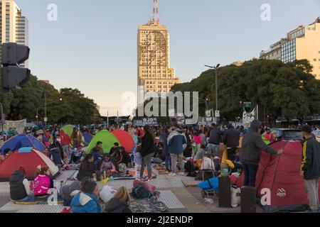 Buenos Aires, Argentinien. 31. März 2022. Soziale Bewegungen machen Ansprüche an die Regierung und als Maßnahme der Gewalt kampieren sie auf der Avenida 9 de Julio vor dem Ministerium für soziale Entwicklung unter anderem in der Stadt und dem Land, seit gestern 30.. März. Sie zelten seit einem Tag und schnitten den Verkehr ab und erzeugen ein Verkehrschaos. Sie werden bis Freitag, den 1.. April, Mittag weitergeführt. (Bild: © Esteban Osorio/Pacific Press via ZUMA Press Wire) Stockfoto