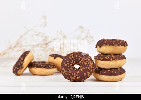 Donuts mit Schokoladenglasur und Nuss-Streuseln Stockfoto