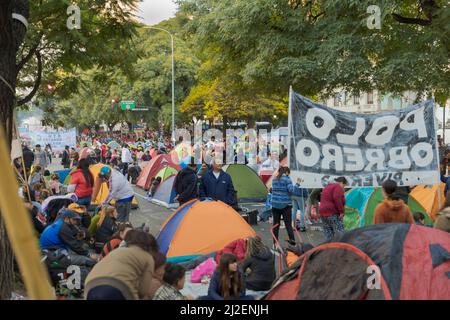 Buenos Aires, Argentinien. 31. März 2022. Soziale Bewegungen machen Ansprüche an die Regierung und als Maßnahme der Gewalt kampieren sie auf der Avenida 9 de Julio vor dem Ministerium für soziale Entwicklung unter anderem in der Stadt und dem Land, seit gestern 30.. März. Sie zelten seit einem Tag und schnitten den Verkehr ab und erzeugen ein Verkehrschaos. Sie werden bis Freitag, den 1.. April, Mittag weitergeführt. (Bild: © Esteban Osorio/Pacific Press via ZUMA Press Wire) Stockfoto