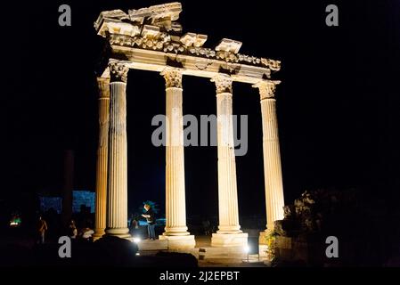 Türkei, Side, 2021. November 06: Der Apollotempel ist ein römischer Tempel, der um 150 n. Chr. an der Mittelmeerküste erbaut wurde. Stockfoto