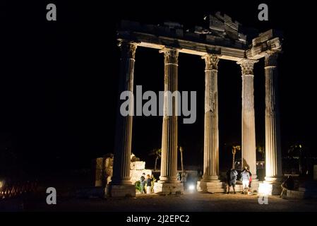 Türkei, Side, 2021. November 06: Der Apollotempel ist ein römischer Tempel, der um 150 n. Chr. an der Mittelmeerküste erbaut wurde. Stockfoto