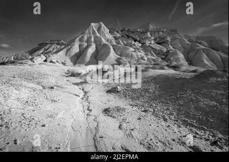 Schwarz-Weiß-Bild der trockenen Wüstenlandschaft in Bardenas reales Nationalpark, Navarro, Spanien. Stockfoto