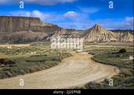 Wüstenlandschaft mit Ackerland vor, Bardenas reales Nationalpark, Navarro, Spanien. Stockfoto