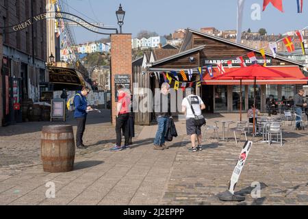 Besucher am Kai in Bristol, Großbritannien, vor Brunels SS Great Britain Museum. Stockfoto