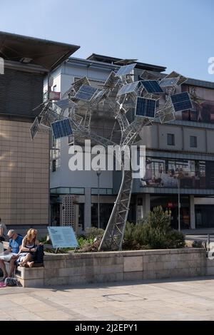 Energy Tree am Millennium Square, Bristol, Großbritannien, eine Skulptur mit solarbetriebener Telefonaufladung. Stockfoto