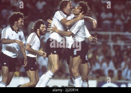 Abschlussjubel Deutschland, von links nach rechts Paul BREITNER, Manfred KALTZ, Horst HRUBosch und Klaus FISCHER (GER) 3:3, 5:4) WM 1982 in Spanien, Halbfinale, Â Stockfoto